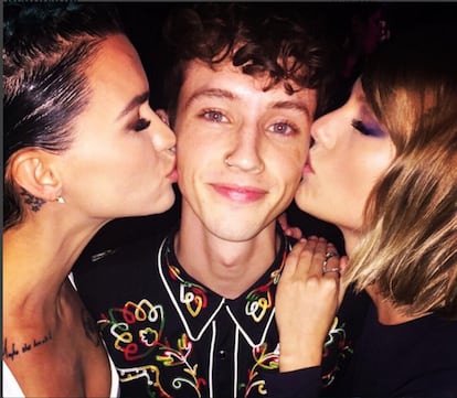 Ruby Rose y Taylor Swift besando al chico de moda.