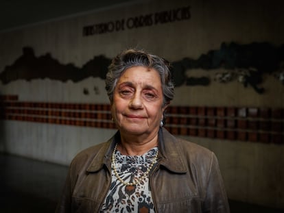 La ministra de Obras Públicas chilena, Jessica López, en el hall de entrada de su oficina en el centro de Santiago.