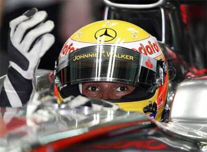 Lewis Hamilton, en el interior de su McLaren.