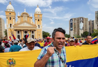 En la plaza principal de Maracaibo salieron varios manifestantes que mostraron su apoyo a la oposición.  