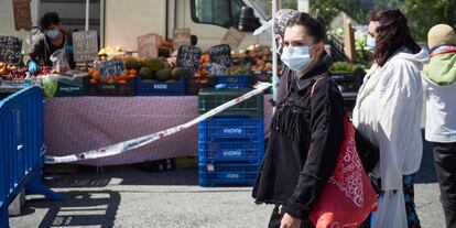 Varias personas aguardan en cola para poder entrar en el mercadillo de Pamplona el primer dia de retorno de apertura.