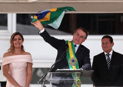 El nuevo presidente de Brasil, Jair Bolsonaro (centro), su esposa Michele, y el vicepresidente Hamilton Mourão durante la ceremonia.