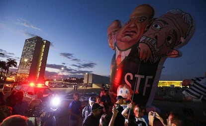 Manifestantes protestam a favor da Lava Jato em Brasília, em maio de 2017.