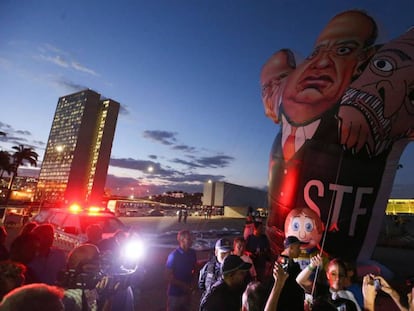 Manifestantes protestam a favor da Lava Jato em Brasília, em maio de 2017.