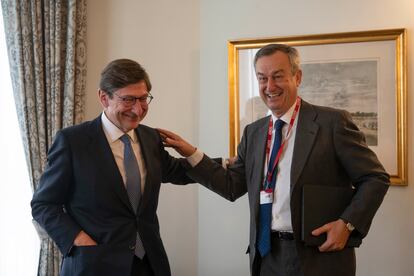 José Ignacio Goirigolzarri (a la izquierda), presidente de CaixaBank, saluda a César González-Bueno, consejero delegado del Sabadell, durante la segunda jornada del foro financiero organizado por la Asociación de Periodistas de Información Económica y la Universidad Internacional Menéndez Pelayo, este martes en Santander.