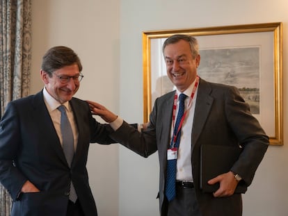 José Ignacio Goirigolzarri (a la izquierda), presidente de CaixaBank, saluda a César González-Bueno, consejero delegado del Sabadell, durante la segunda jornada del foro financiero organizado por la Asociación de Periodistas de Información Económica y la Universidad Internacional Menéndez Pelayo, este martes en Santander.