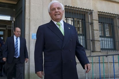 Baltar abandona el juzgado con el exalcalde de Celanova detrás.