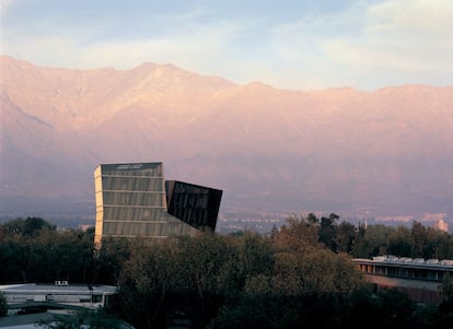 Torres Siamesas. Santiago, 2005. Na mesma categoria de edifícios institucionais, as Torres Siamesas da Universidade Católica do Chile se afastaram da clássica torre de vidro (curtain wall) com uma fachada interior que converte o espaço entre as duas em isolante energético.