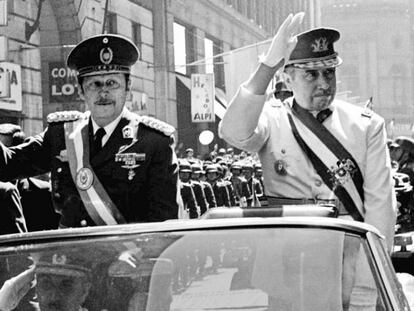 Los dictadores Alfredo Stroessner (izquierda) de Paraguay y Augusto Pinochet de Chile, en 1974.