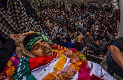 Musulmanes se reúnen para asistir a la ceremonia fúnebre de Amir Nazir, un adolescente de 15 años que fue asesinado por las fuerzas del gobierno indio, durante enfrentamientos en una batalla armada en Cachemira, India.