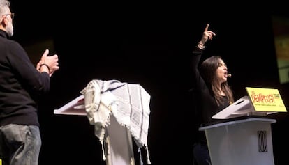El cabeza de lista de la CUP, Carles Riera, y la número dos por Barcelona, Maria Sirvent, este domingo.