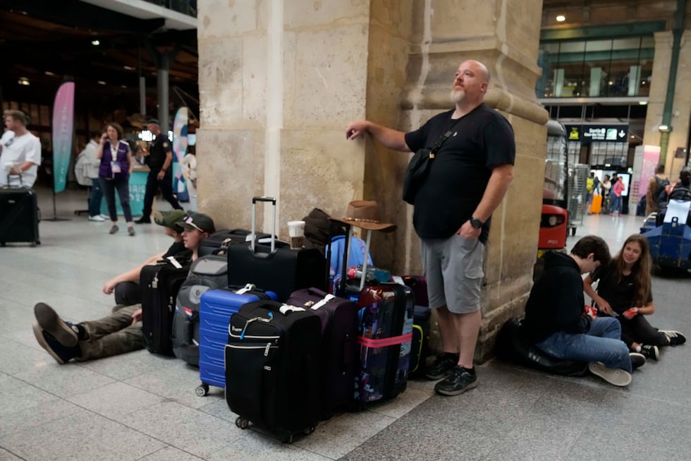 Viajeros a la espera en la estación de Gare du Nord, en París, este viernes.