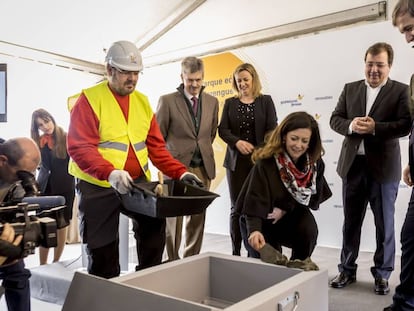 La directora de Personas y Recursos de GNF, Rosa Sanz, sella la primera piedra de Merengue. A su lado, el presidente extremeño, Guillermo Fernández Vara, y el director de Negocios Mayoristas de la compañía, Manuel Fernández.