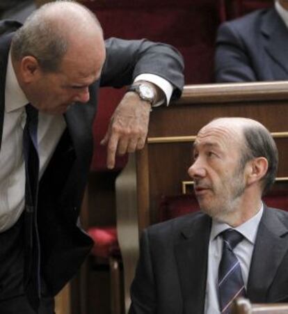 Rubalcaba (derecha) y Chaves, hoy en el Congreso.