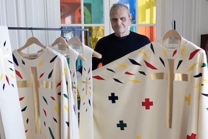 Jean-Charles de Castelbajac, junto a algunas de las prendas que ha diseñado para los religiosos de Notre Dame.