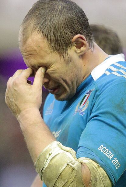 El capitán de la selección italiana Sergio Parisse no puedo evitar las lágrimas después de la derrota de su equipo 34-10 ante Escocia.