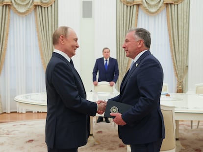 El presidente ruso, Vladímir Putin, y el enviado especial del presidente estadounidense, Donald Trump, Steve Witkoff, se estrechan la mano durante su reunión en Moscú este miércoles. Europa