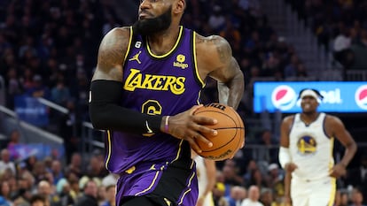 LeBron James durante el primer encuentro de la temporada en la NBA ante los Golden State esta madrugada.