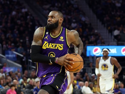 LeBron James durante el primer encuentro de la temporada en la NBA ante los Golden State esta madrugada.