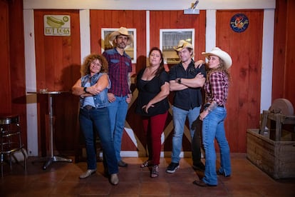 De izquierda a derecha, Laura Flores, Sergi Boada, Susana Muñoz, Greg Ryan y Esther Muñoz posan como representantes de la cultura 'country' a la entrada de El Barn d'en Greg, en la localidad de Rubí, en Barcelona.