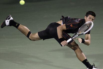 Djokovic durante su partido ante Federer en Dubái.