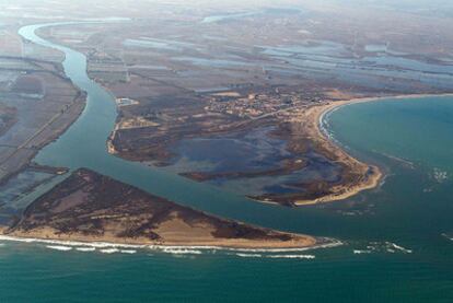 Desembocadura del río Ebro, cuyo delta está en regresión.