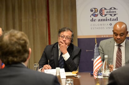 El presidente electo de Colombia, Gustavo Petro, junto a Luis Gilberto Murillo, futuro embajador de Colombia en Los Estados Unidos, Bogot, el 22 de julio de 2022.