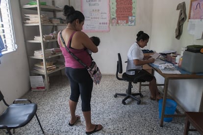 Una mujer espera a ser atendida en el Centro de Salud de Mazatenango, Suchitepequez. El Ministerio de Salud de Guatemala busca prevenir el virus zika, transmitido a los humanos por mosquitos. El zika produce afecciones leves, sin embargo, se considera que está relacionado con otros problemas de salud, como malformaciones congénitas.