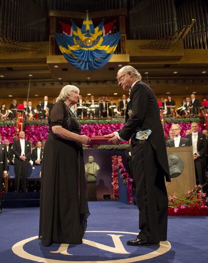 Ruth Edwards recibe el Premio Nobel de Medicina en nombre de su esposo, Robert Edwards, reconocido por su trabajo en la fertilización in vitro