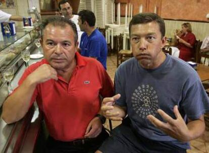 Luciano y José, vecinos de Pedro Muñoz, explican en un bar del pueblo cómo vivieron el terremoto.