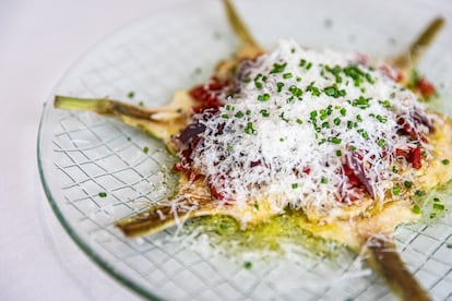 Carpaccio de alcachofas con cecina, queso Idiazabal y tomate seco.