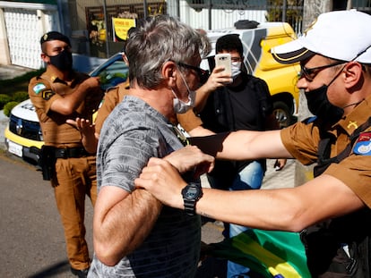 Un manifestante forcejea con un policía ante la comisaria donde Moro testifica contra Bolsonaro este sábado en Curitiba.