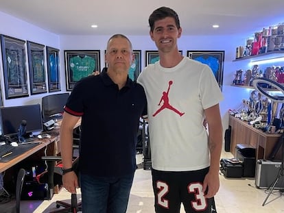 Thierry Barnerat (izquierda) y Thibaut Courtois, en casa del portero del Real Madrid en 2023.