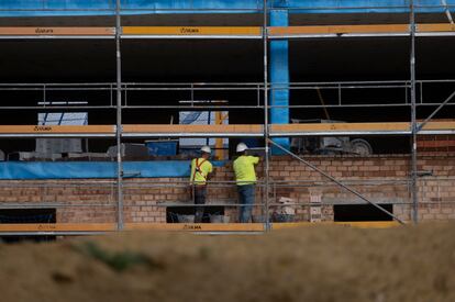 Obreros de la construcción trabajan en un edificio de Sevilla en noviembre de 2023.