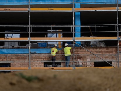 Obreros de la construcción trabajan en un edificio de Sevilla en noviembre de 2023.