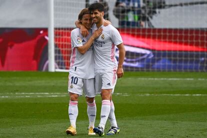 Marco Asensio (a la derecha) es felicitado por Luka Modric tras abrir el marcador.