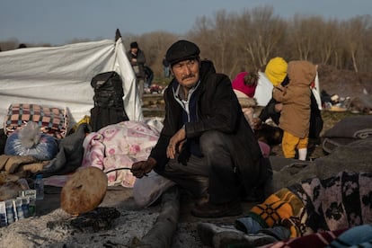 Un hombre tuesta pan sobre una hoguera, en un campamento improvisando cerca del río Evros (Turquía), el 3 de marzo. 