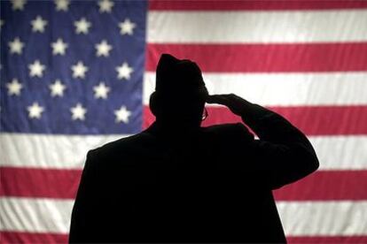 Un veterano de Vietnam saluda a la bandera de Estados Unidos.