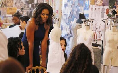 Michelle Obama con j&oacute;venes dise&ntilde;adores en un taller de moda en la Casa Blanca.