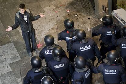 Un aficionado se enfrenta al pelotón de antidisturbios.