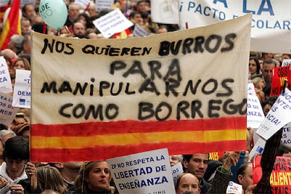 El lema más coreado en la protesta ha sido "Yo no quiero que me eduque Zapatero", aunque también se ha podido escuchar "Familia unida, jamás será vencida", y los manifestantes, muchos de ellos venidos de Andalucía, portan pancartas donde puede leerse "Obispos sed valientes, no estáis solos" y "La COPE somos todos".