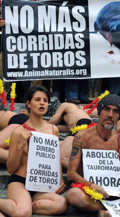 Manifestación antitaurina en Colombia. En Venezuela recogen firmas contra las corridas para entregarlas al Gobierno.