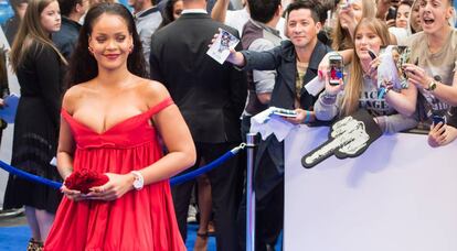Rihanna, con el vestido de Giambattista Valli en Londres.