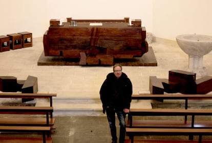 Gorka Basterretxea, hijo del escultor vasco Néstor Basterretxea, en la iglesia de La Asunción de Lasarte Vitoria, cuyo mobiliario fue diseñado por su padre.