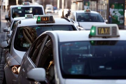 Varios taxis de Madrid, tras la huelga de 16 días.