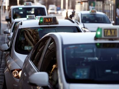 Varios taxis de Madrid, tras la huelga de 16 días.