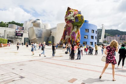 El perrito 'Puppy', de Jeff Koons, en el exterior del Museo Guggenheim.