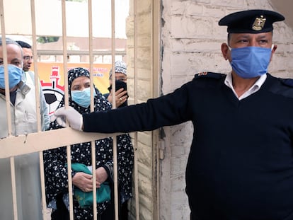 Pensionistas egipcios con mascarillas esperan para cobrar su pensión mensual en el distrito de Shubra El Kheima, en El Cairo.