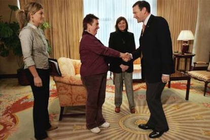 El <i>lehendakari,</i> Juan José Ibarretxe, durante su entrevista con las representantes de Aukera Guztiak.