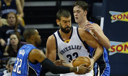 Marc Gasol, en su reaparici&oacute;n, entre Watson y Zimmerman.